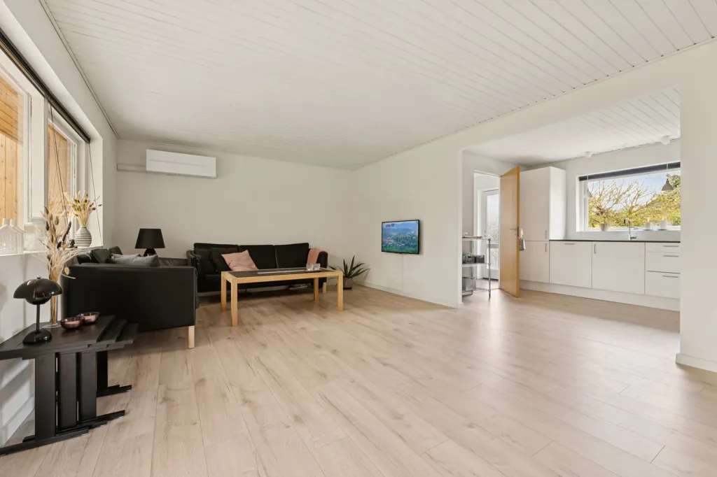 Elutuba - 1-Storey Villa with Garden in Humble