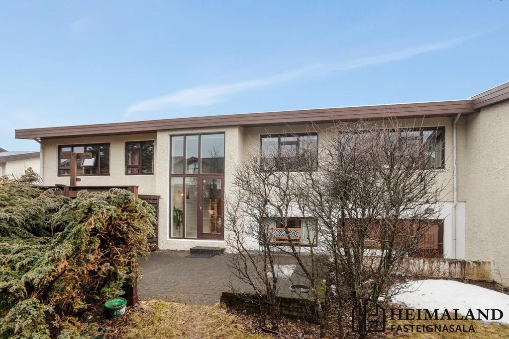 Esterno - Two-Storey End House with Garden in Reykjavik