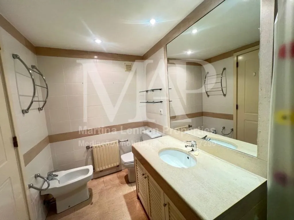 Bathrooms - 3-Bedroom Apartment with Parking in Lisbon