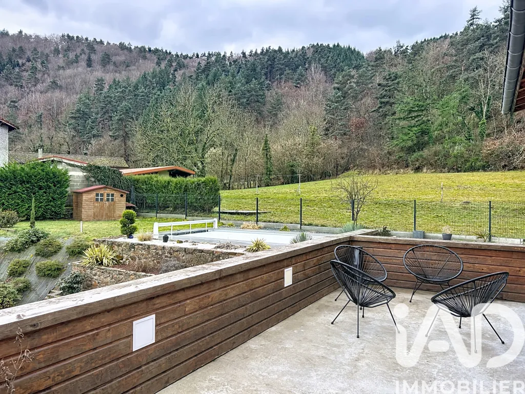 Terrasse - Maison de Campagne avec Piscine à Beauzac