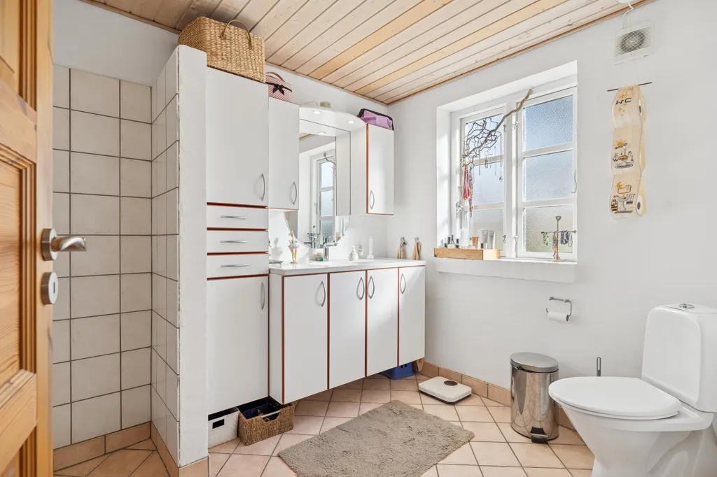 Baños - House with Business Potential and Large Garden by Alling Å