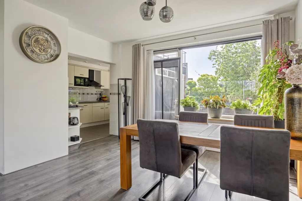 Söögituba - Semi-Detached Home with Workshop in Honselersdijk