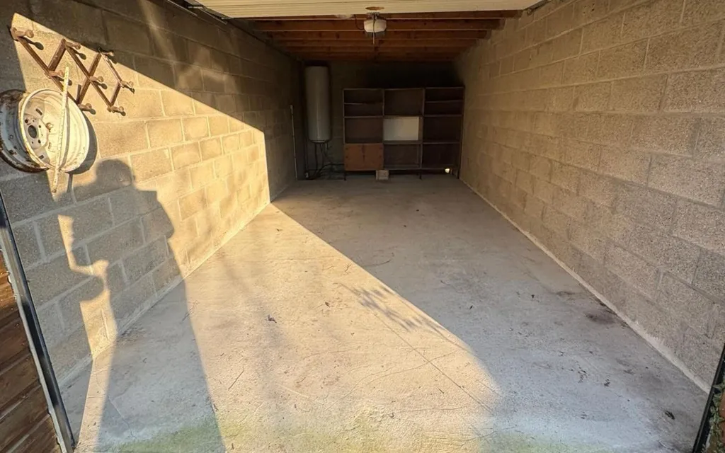 Garage - Maison de Caractère avec Jardin à Assis-sur-Serre