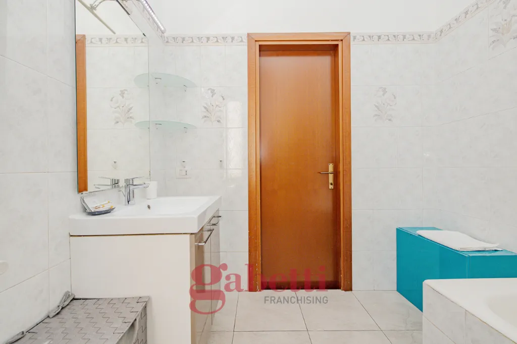 Bagni - Appartamento con terrazzino in stabile d'epoca a Milano