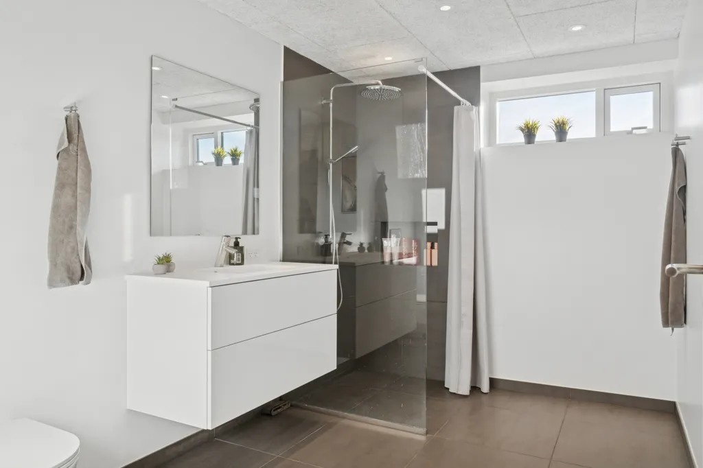 Salles de bain - Villa with Separate Parent Suite in Ørsted