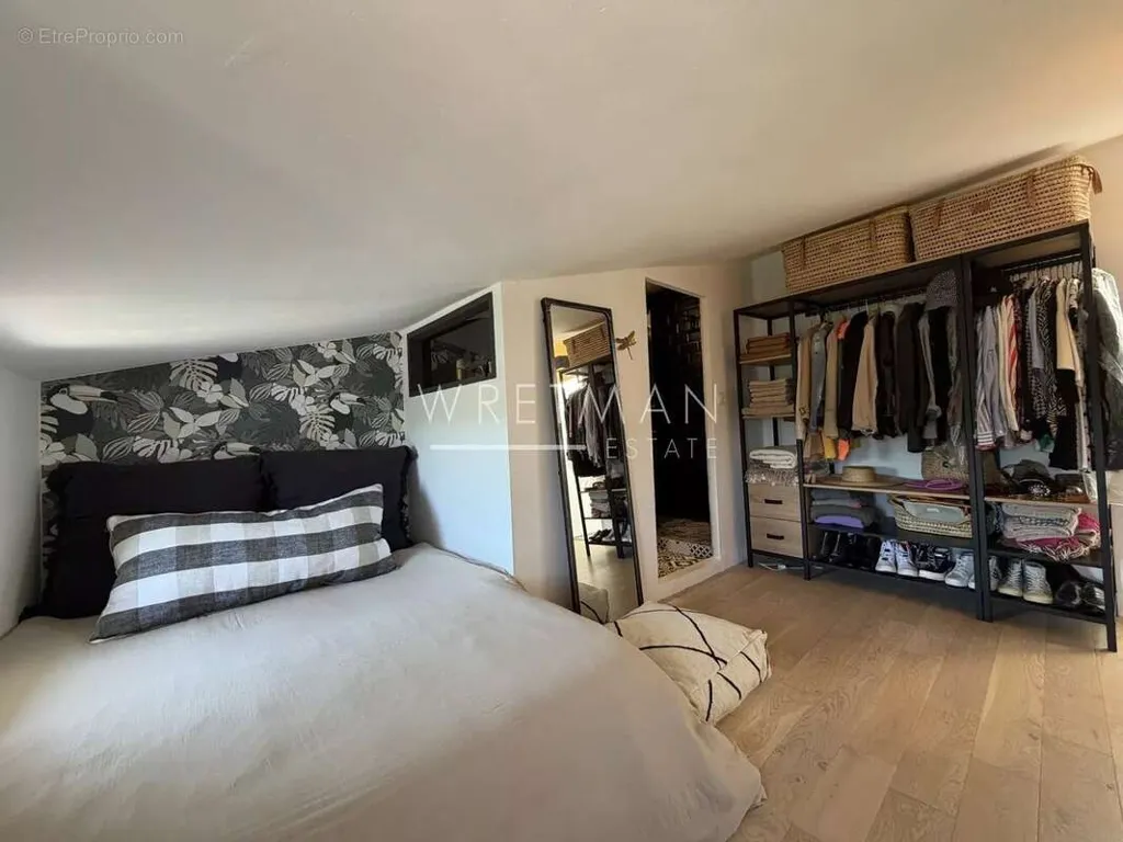 Bedrooms - 3-Bed Apartment with Garden in Claviers