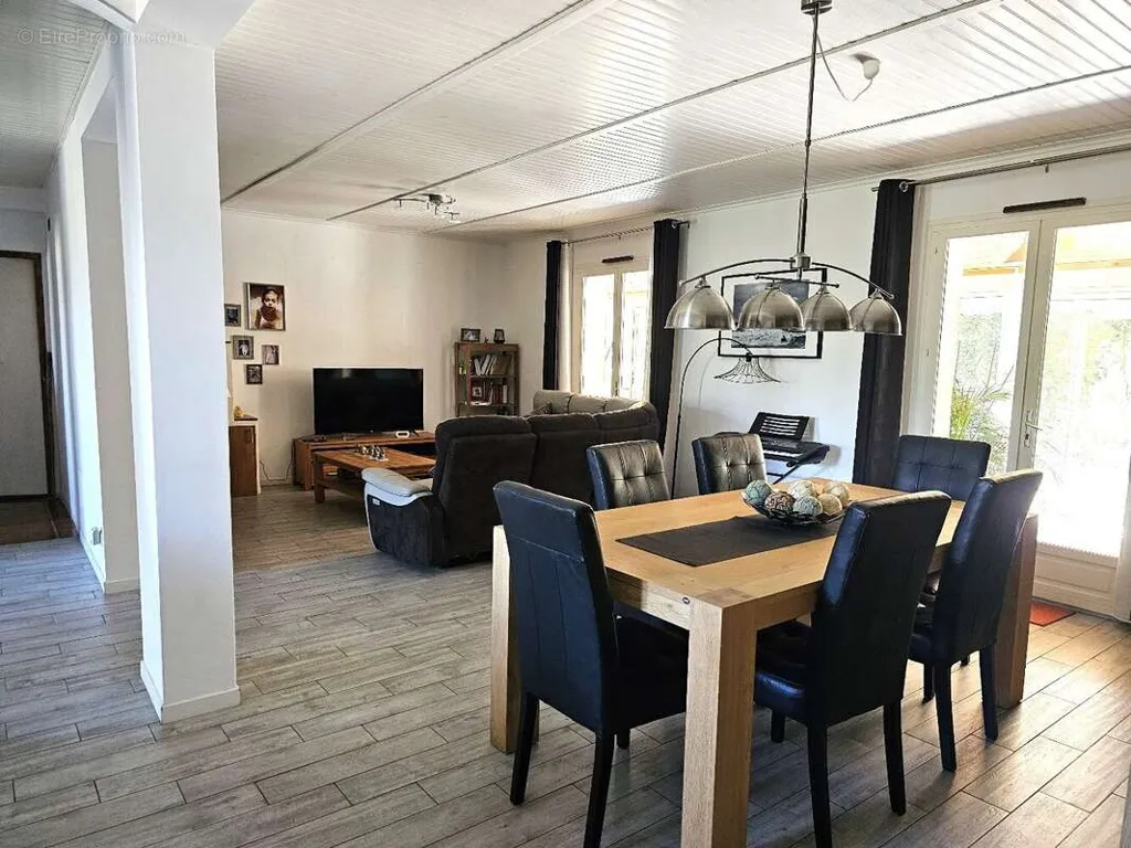 Salle à manger - Maison Traditionnelle avec Jardin à Ramous