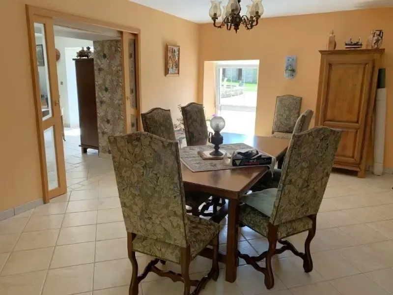 Salle à manger - Moulin Rénové avec Piscine et Parc près de Niort
