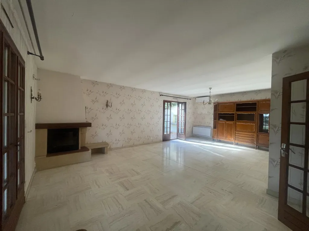 Séjour - Maison avec terrasse et dépendances à Salindres