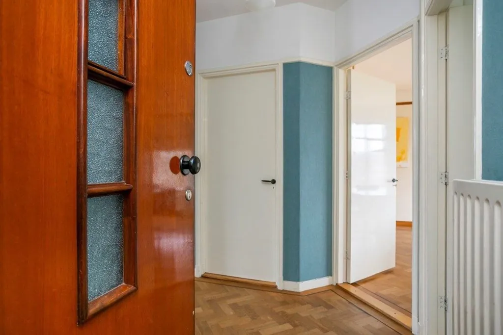 Esik - Portiekflat with Park Views in Den Haag