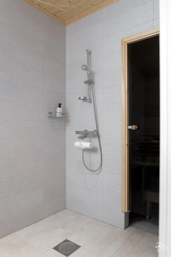 Salles de bain - Modern End-Unit Apartment with Balcony in Kantola