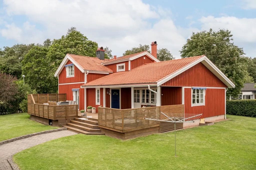 Esterno - 1920s Timber Villa with Garden in Kristinehamn