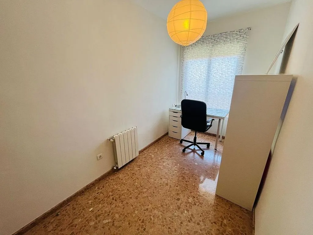 Office - Student-Friendly Flat with Balcony in Moncada
