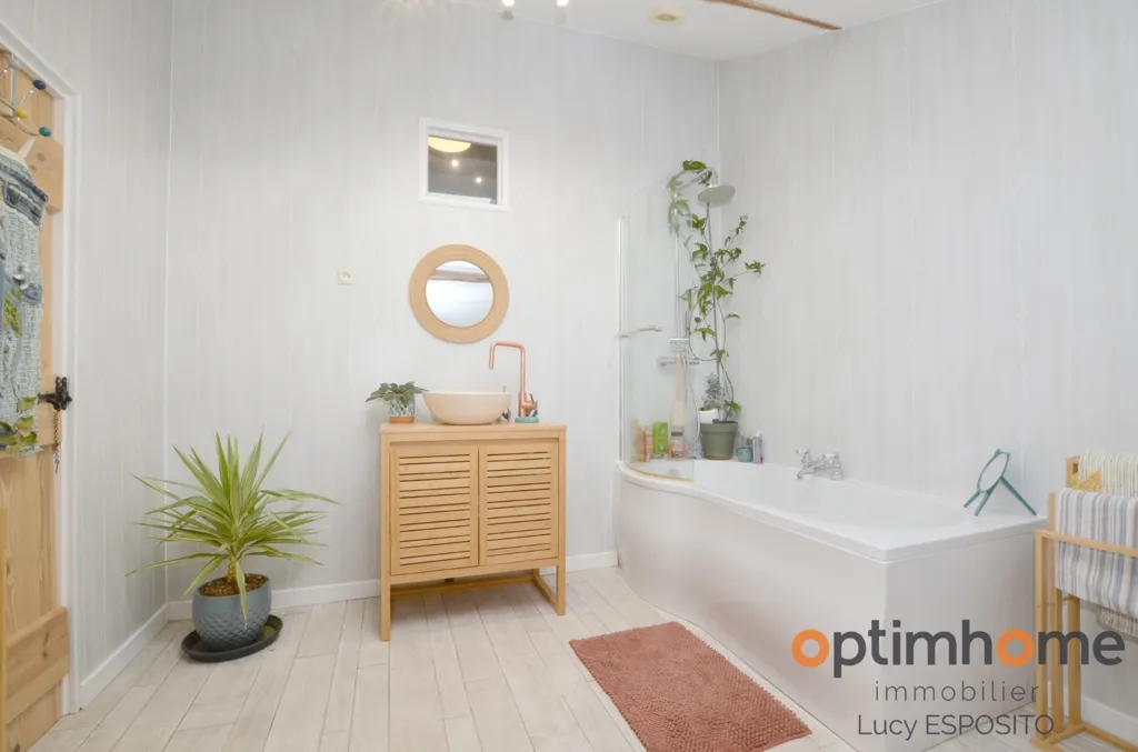 Salles de bain - Maison de Village Rénovée à Nieuil, Charente
