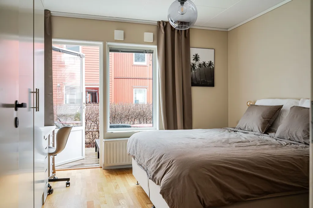 Magamistoad - Apartment with Two Balconies in Segeltorp