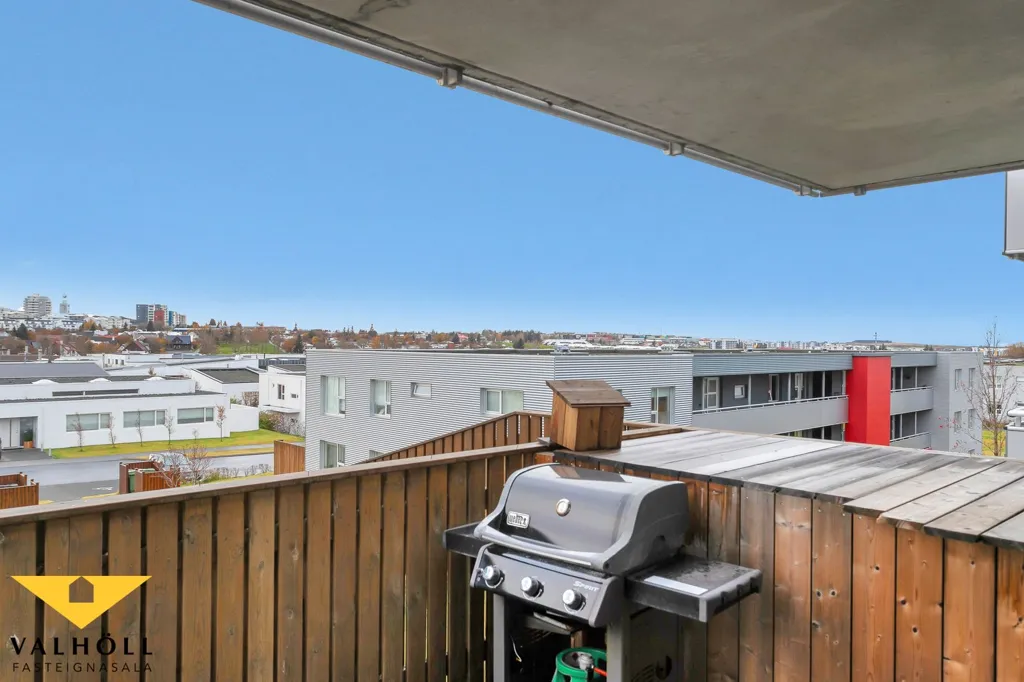 Balcone - Accessible Three-Bedroom Flat with Balcony in Akrahverfi