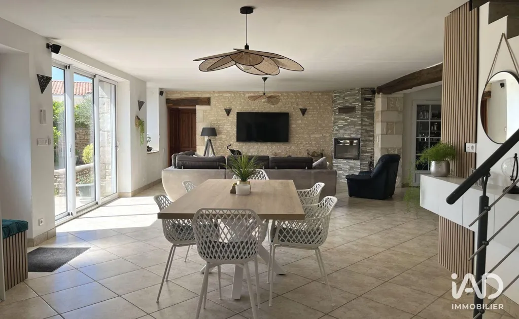 Salle à manger - Maison Rénovée en Pierre avec Jardin à Vouillé