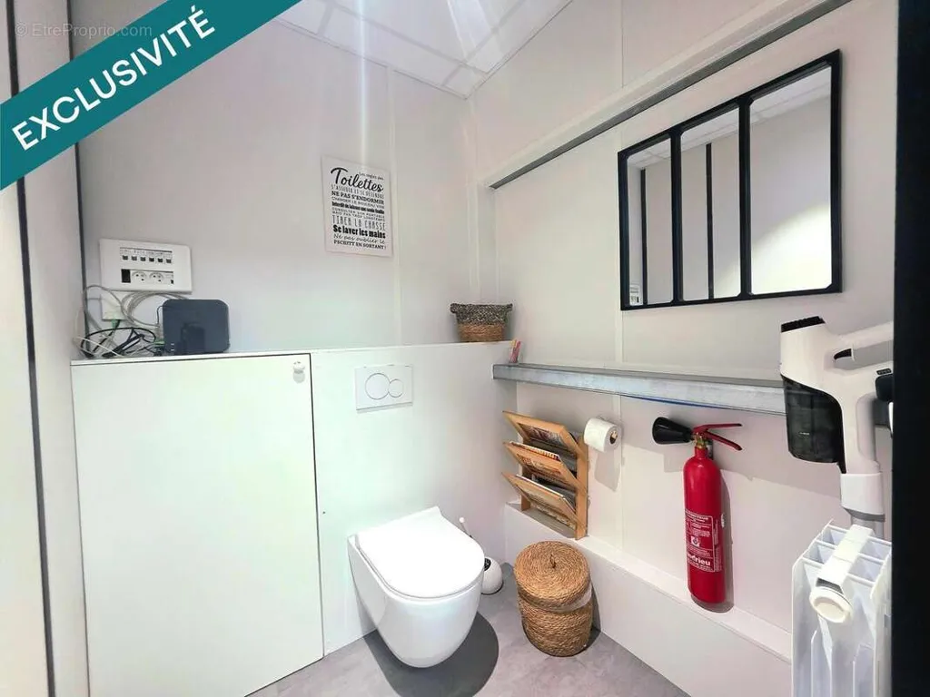 Bagni - Commercial Space with Parking in Brie-Comte-Robert