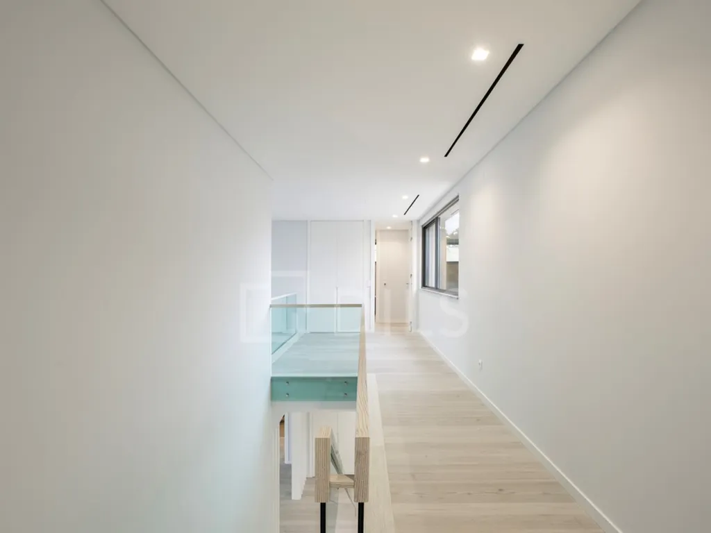 Esik - T5+3 House with Pool in Cascais