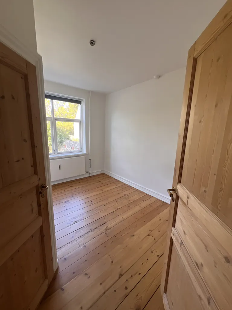 Pièces - 3-Room Apartment with Terrace in Central Location