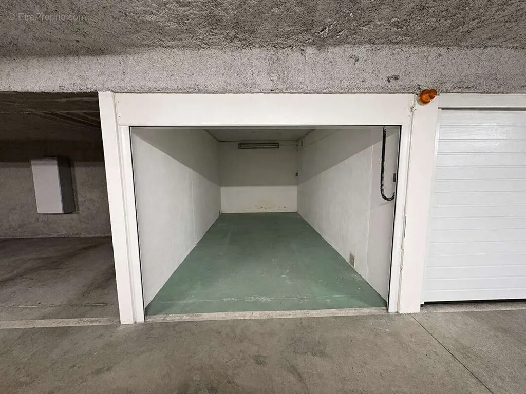 Garage - Box Fermé dans Résidence Sécurisée à Anglet