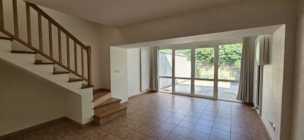 Entrée - Appartement Duplex avec Garage à Privas