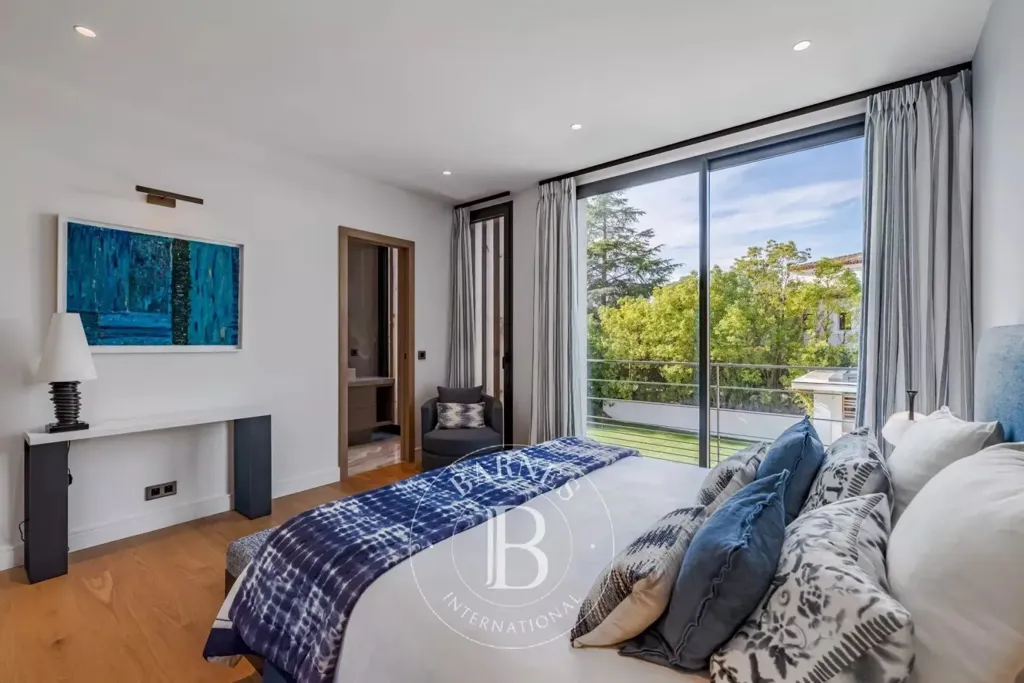 Bedrooms - Contemporary Villa with Pool in Mougins