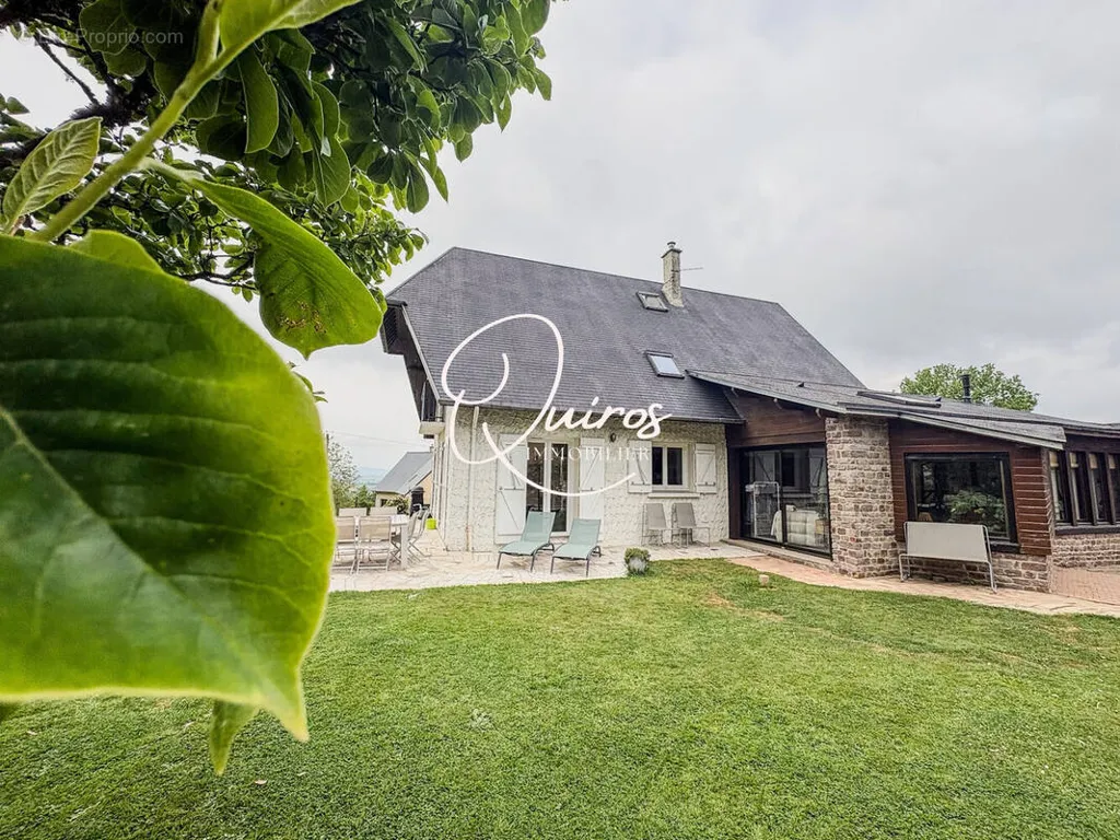 Extérieur - Maison Rénovée avec Jardin et Bois à Vire
