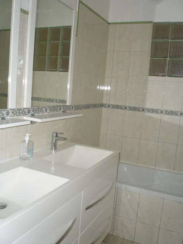 Salles de bain - Maison de Plain-Pied avec Terrain à Saint Vincent De Paul