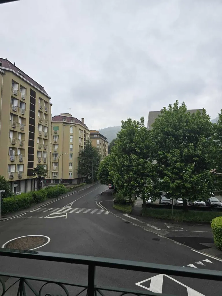 Balcone - Spacious 3-Bedroom Apartment in Erba