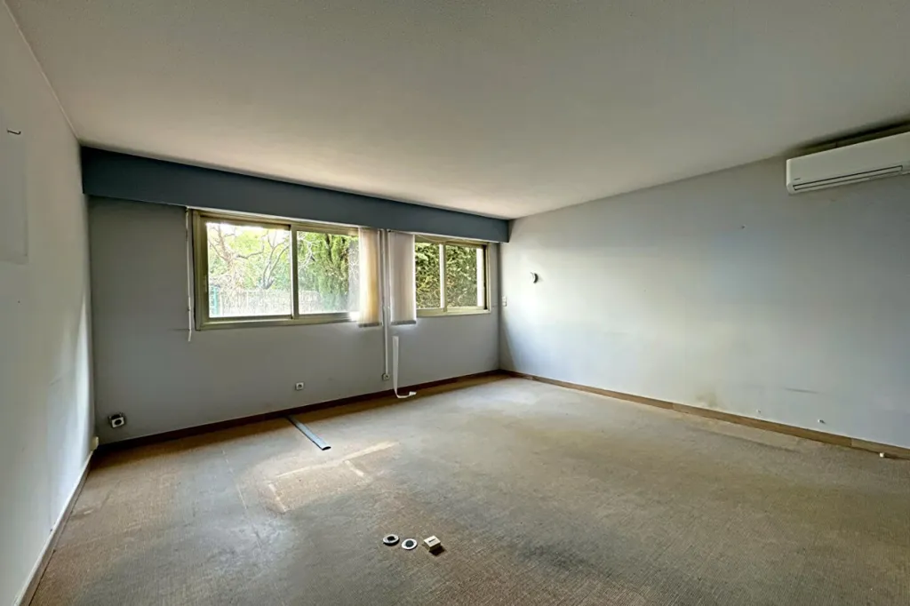 Rooms - 4-Piece Apartment with Office Potential in Saint-Raphaël