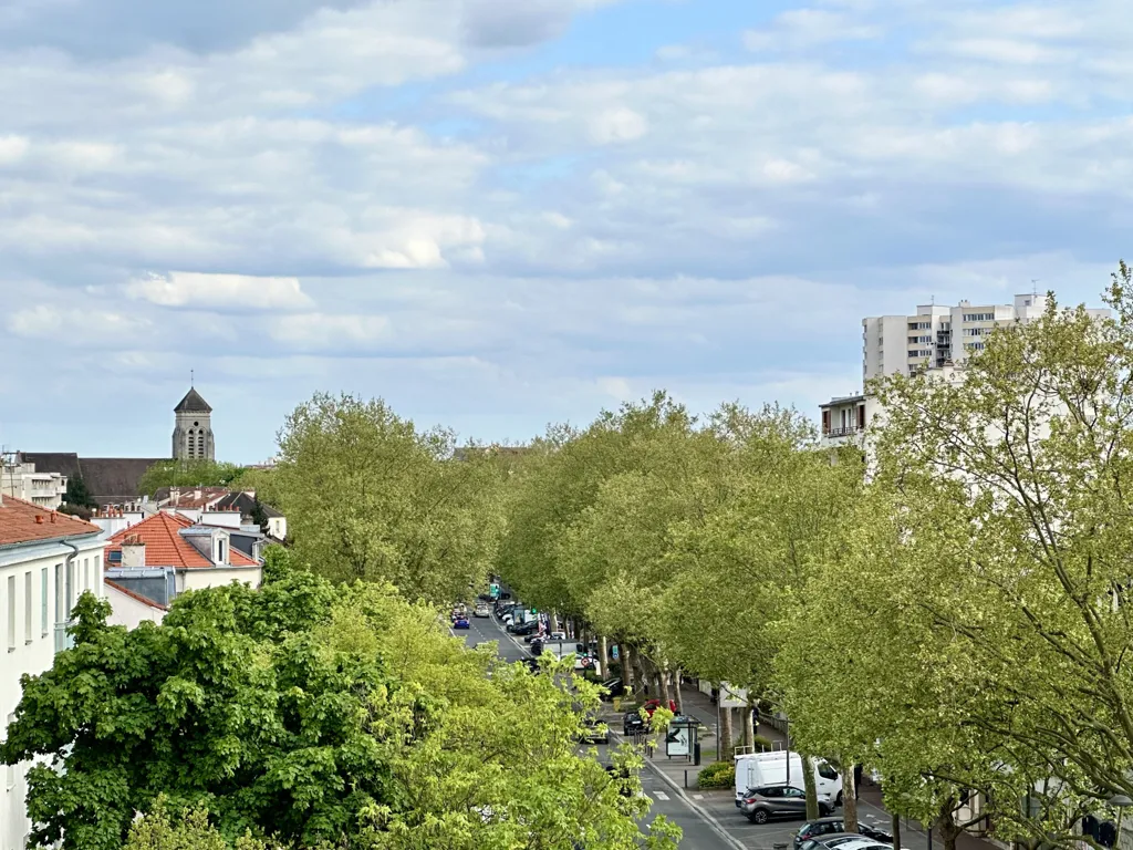 Bright 2-Bed Flat with Terrace in Créteil