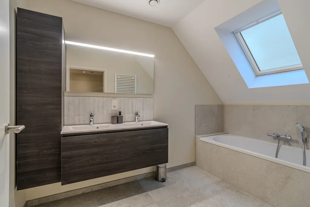 Salles de bain - Maison Rénovée avec Terrasse à Middelkerke