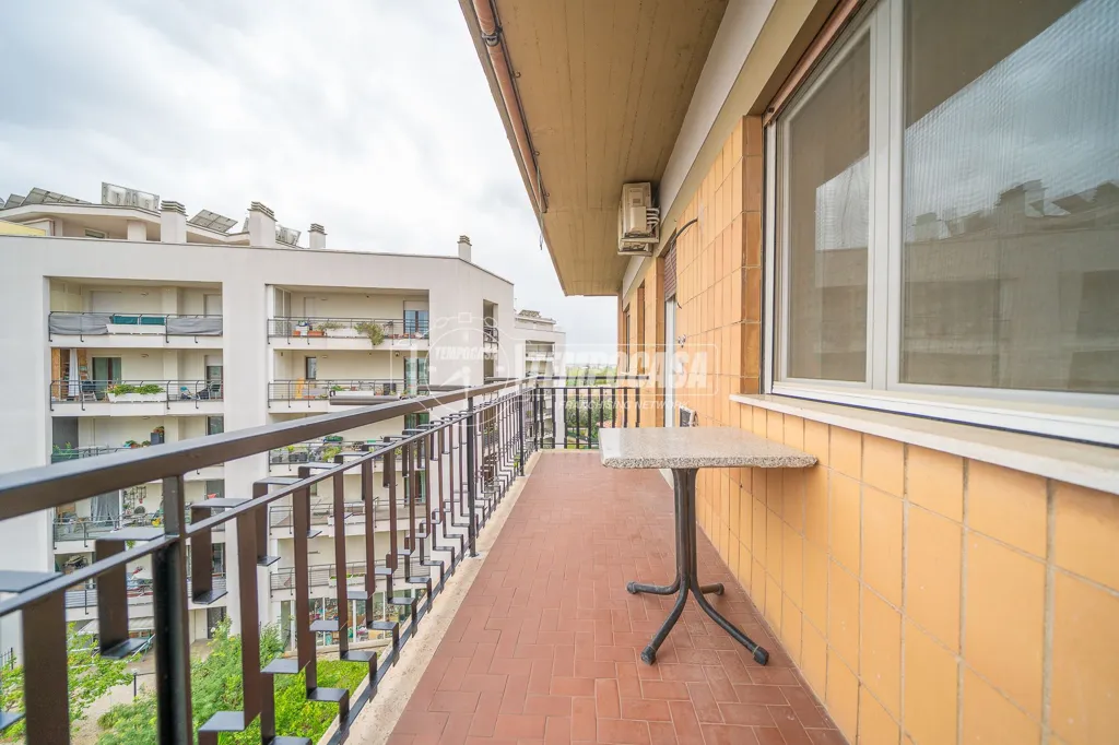 Rõdu - Ristrutturato Flat with Balcony in Centocelle