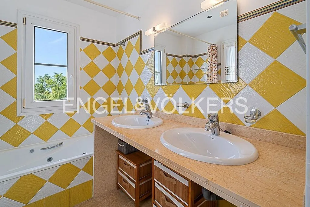 Vannitoad - Villa with Pool and Sea Views in Estepona