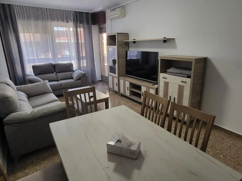 Salón - Piso con balcón y ascensor en Albacete Centro