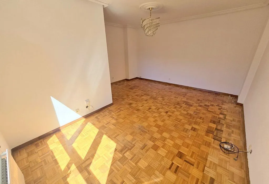 Toad - 3-Bedroom Flat with Garage in El Llano, Gijón