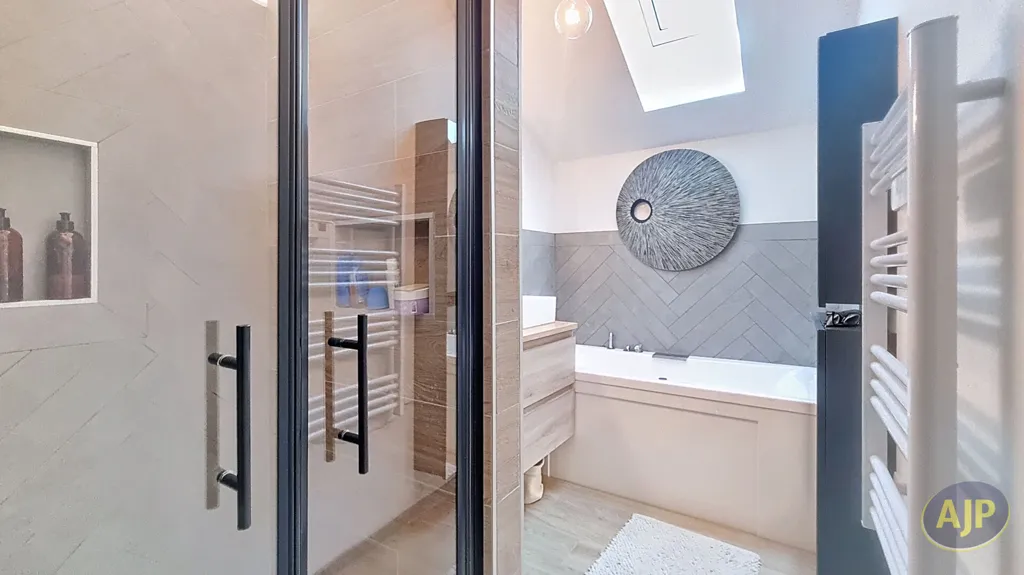 Salles de bain - Loft avec Piscine et Garage au Cœur de la Ville