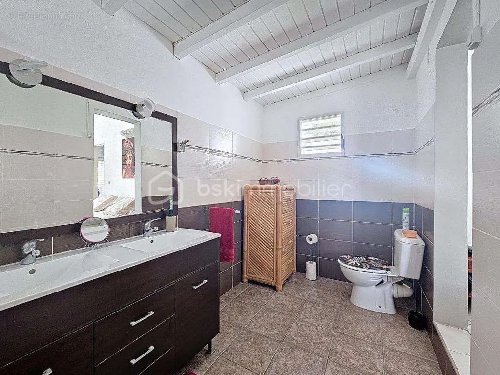 Salles de bain - Villa avec Piscine et Garage dans Secteur Recherché