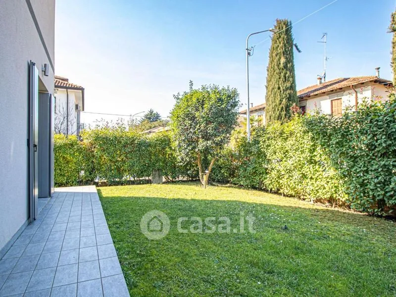 Jardin - Rearranged Bifamiliar with Garden in Udine
