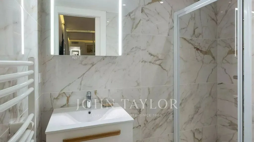 Bathrooms - Luxury Flat with Sea View in Cannes