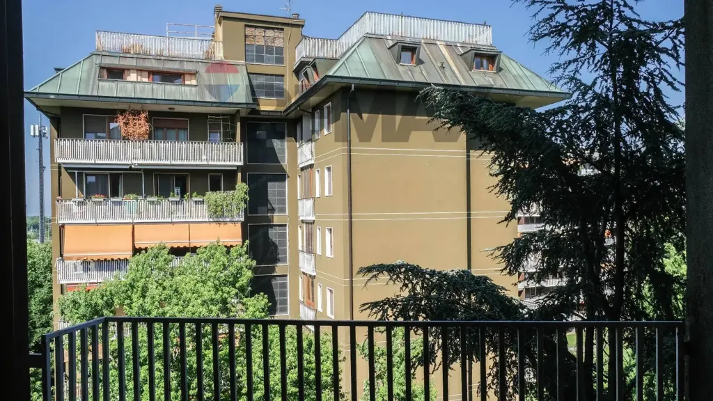 Balcon - Penthouse with Panoramic Views in San Donato Milanese