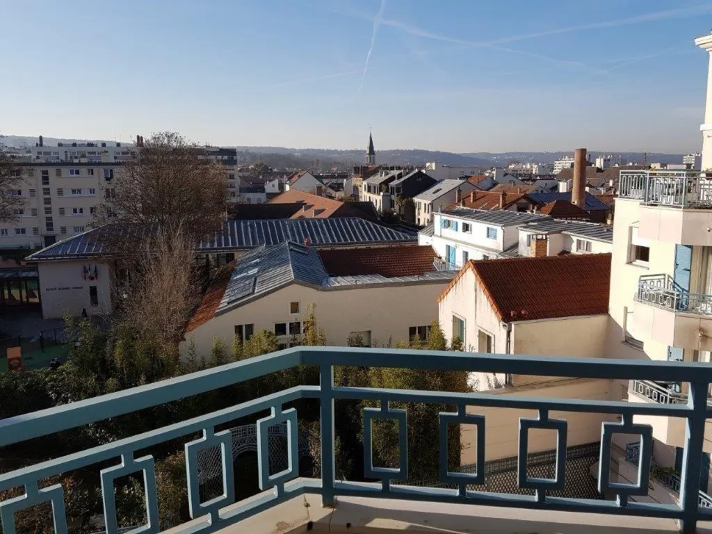 Rõdu - Refurbished 3-Bed Flat with Garden View in Rueil-Malmaison