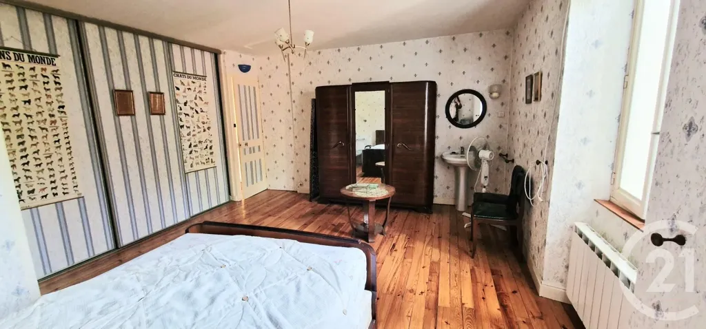 Bedrooms - Spacious 7-Piece House with Terrace in Souvans