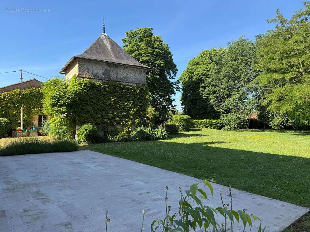 Jardin - Demeure de Caractère avec Piscine à La Villedieu du Clain