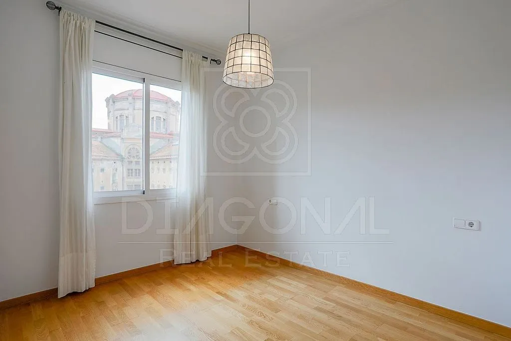 Rooms - 3-Bed Apartment with Garden View in La Nova Esquerra
