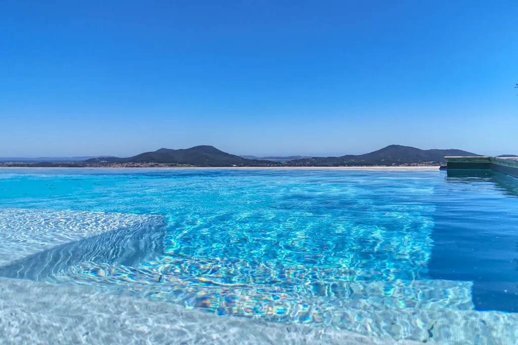 Piscine - Villa avec Vue Panoramique sur la Mer à Saint-Mandrier