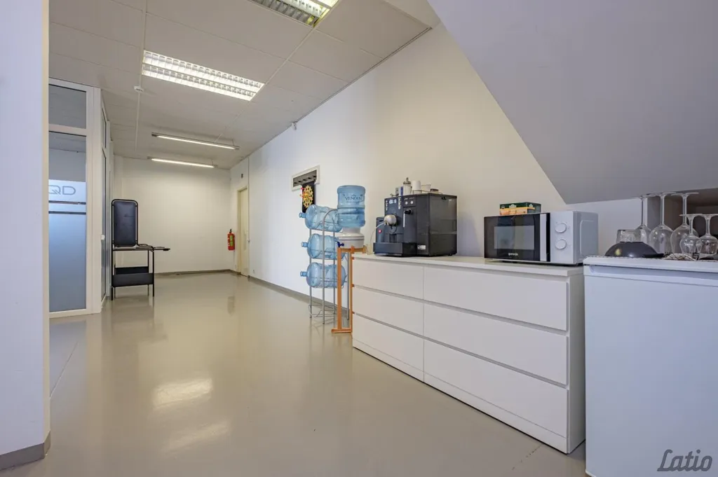 Toad - Commercial Space with Extensive Asfaltēta Area in Riga