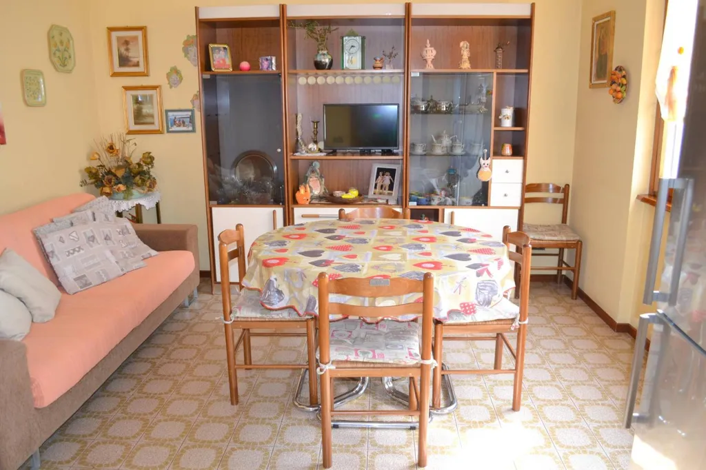 Sala da pranzo - Villa con giardino privato a Capriate San Gervasio