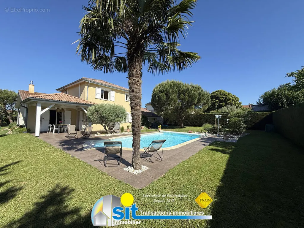Piscine - Villa avec Piscine et Jardin à Reventin-Vaugris